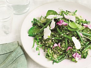 Quinoový salát s hráškem a zelenými fazolkami