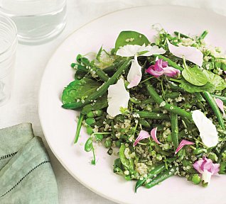 Quinoový salát s hráškem a zelenými fazolkami