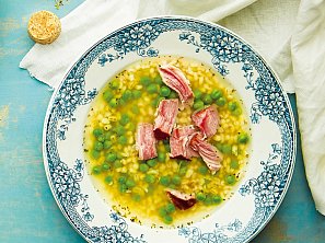 Uzená polévka s kroupami a hráškem