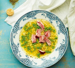 Uzená polévka s kroupami a hráškem