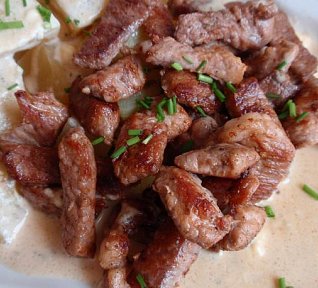 Masové nudličky se sýrovým přelivem