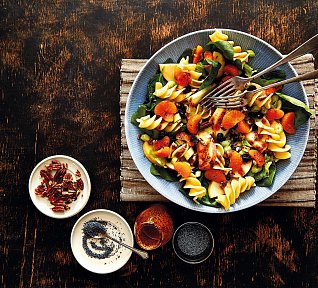 Těstovinový salát s ořechy