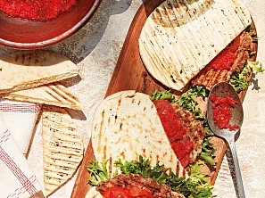 Pljeskavica s ajvarem v pita chlebu