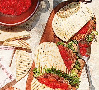 Pljeskavica s ajvarem v pita chlebu