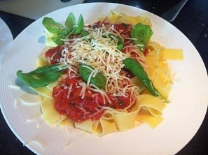 Těstoviny s rajčatovou omáčkou