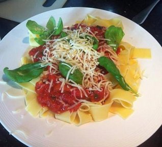 Těstoviny s rajčatovou omáčkou