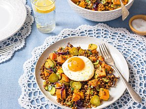 Čočkový salát se sázeným vejcem