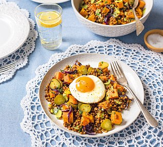 Čočkový salát se sázeným vejcem