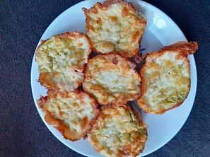 Vajíčkové muffiny se šunkou a avokádem