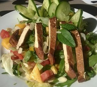 Osvěžující salát s mangem a tofu