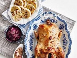 Kachna s rozinkovým zelím