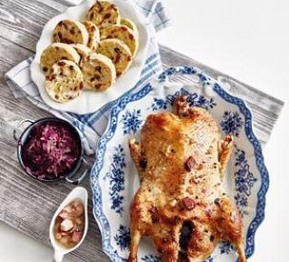 Kachna s rozinkovým zelím