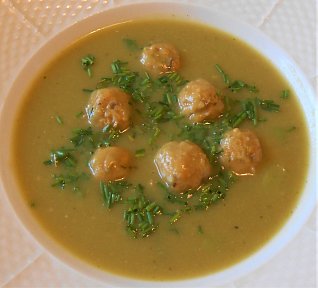 Brokolicová polévka s drožďovými knedlíčky (dělená strava)