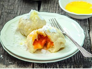 Meruňkové knedlíky s marcipánem