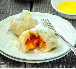 Meruňkové knedlíky s marcipánem