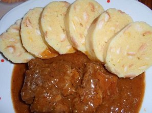 Jednoduché bramborovo-rohlíkové knedlíky Jednoduché bramborovo-rohlíkové knedlíky