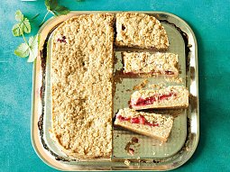 Jahodovo-rebarborový sypaný koláč