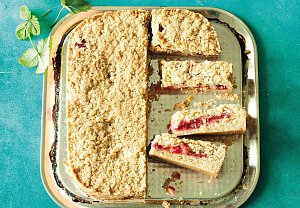 Jahodovo-rebarborový sypaný koláč