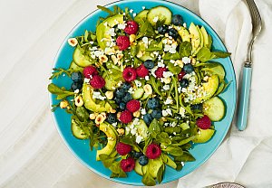 Salát s ořechy a bobulemi