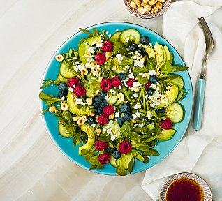 Salát s ořechy a bobulemi