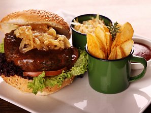 Hamburger s karamelizovanou cibulí Zdeňka Pohlreicha Hamburger s karamelizovanou cibulí Zdeňka Pohlreicha