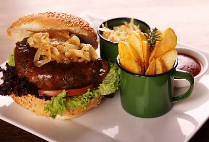 Hamburger s karamelizovanou cibulí Zdeňka Pohlreicha