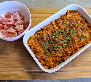 Zapečené těstoviny s rajčatovou omáčkou, zeleninou a mozzarellou