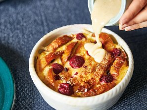 Žemlovka s ovocem a vanilkovou omáčkou