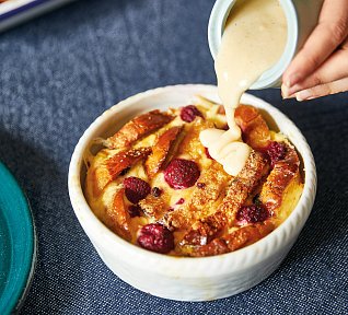 Žemlovka s ovocem a vanilkovou omáčkou