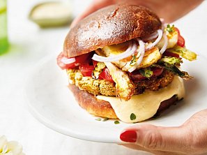 Falafel burger s halloumi a hummusem