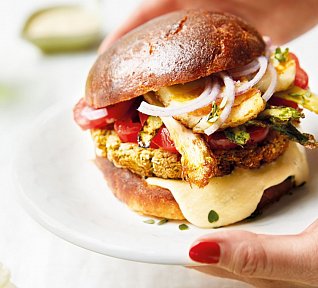 Falafel burger s halloumi a hummusem Falafel burger s halloumi a hummusem