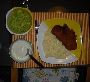 "Dietní" řízečky se šťouchanými brambory a okurkovým salátem