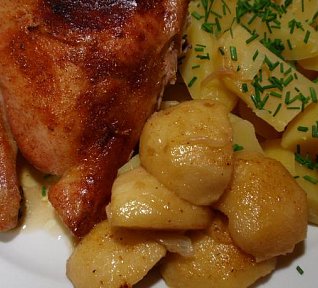 Kuře pečené s jablky