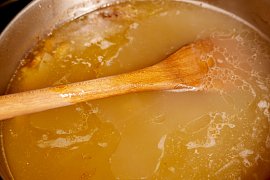 Jak rychle odstranit tuk z vývaru