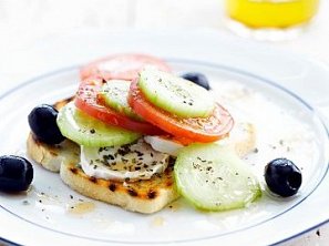 Řecký salát na toastu Řecký salát na toastu