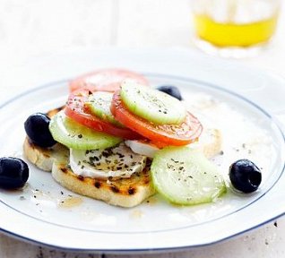 Řecký salát na toastu