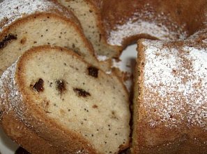 Bábovka s mákem a sušenými švestkami