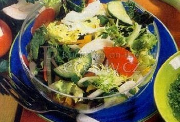 Zeleninový salát s bylinkovou zálivkou
