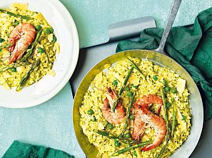 Zelené risotto s chřestem a krevetami