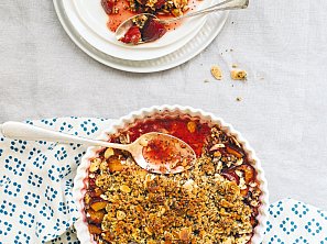 Švestkový crumble s amarettem, mákem a mandlemi