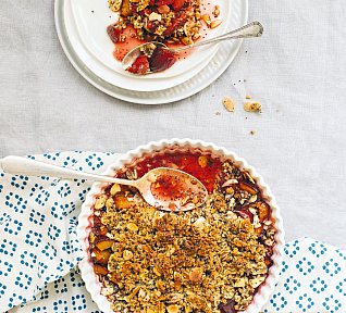 Švestkový crumble s amarettem, mákem a mandlemi