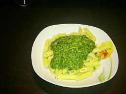 Gnocchi / Těstoviny se smetanou, špenátem, česnekem a špetkou kari