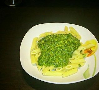 Gnocchi / Těstoviny se smetanou, špenátem, česnekem a špetkou kari