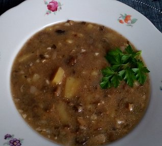 Chlebová bramborová polévka s houbami