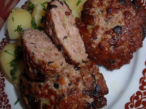 Karbanátky nebo sekaná s okurkou a žampiony