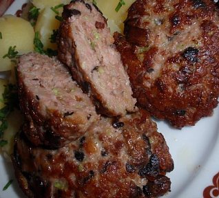 Karbanátky nebo sekaná s okurkou a žampiony