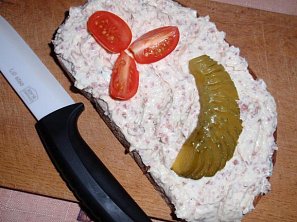 Pomazánka z tvrdého salámu