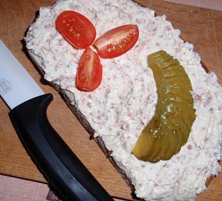 Pomazánka z tvrdého salámu