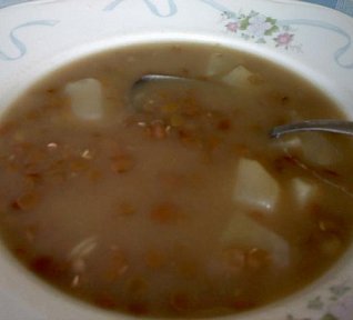 Levná čočková polévka