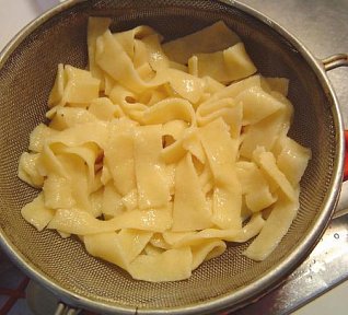 Domácí široké nudle